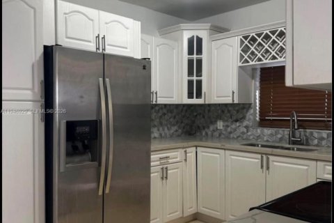 House in Miami, Florida 2 bedrooms № 2003682 - photo 8