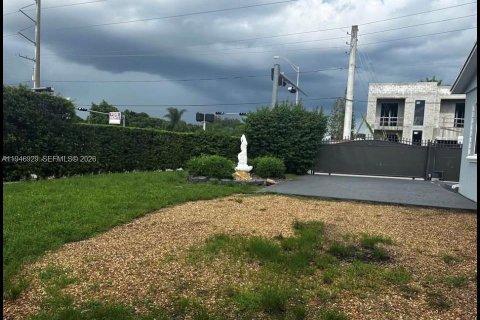 House in Miami, Florida 2 bedrooms № 2003682 - photo 6