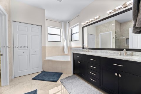 Villa ou maison à louer à Homestead, Floride: 5 chambres, 343.37 m2 № 2049265 - photo 29