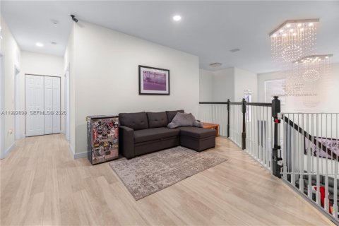 Villa ou maison à louer à Homestead, Floride: 5 chambres, 343.37 m2 № 2049265 - photo 24