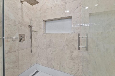 Villa ou maison à louer à Homestead, Floride: 5 chambres, 343.37 m2 № 2049265 - photo 30