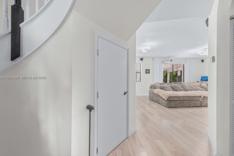 Villa ou maison à louer à Homestead, Floride: 5 chambres, 343.37 m2 № 2049265 - photo 11