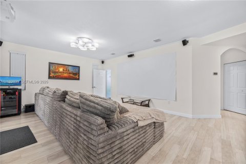 Villa ou maison à louer à Homestead, Floride: 5 chambres, 343.37 m2 № 2049265 - photo 13