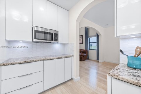 Villa ou maison à louer à Homestead, Floride: 5 chambres, 343.37 m2 № 2049265 - photo 16