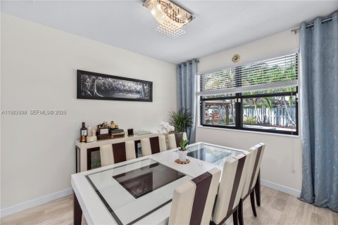 Villa ou maison à louer à Homestead, Floride: 5 chambres, 343.37 m2 № 2049265 - photo 17