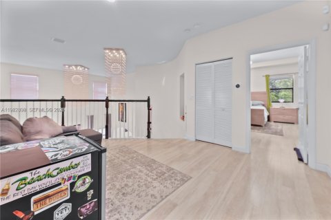 Villa ou maison à louer à Homestead, Floride: 5 chambres, 343.37 m2 № 2049265 - photo 25