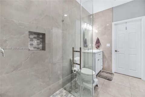 Villa ou maison à louer à Homestead, Floride: 5 chambres, 343.37 m2 № 2049265 - photo 22