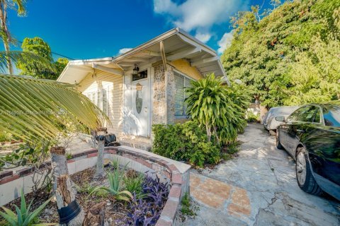 House in Miami, Florida 3 bedrooms, 138.7 sq.m. № 1703138 - photo 1