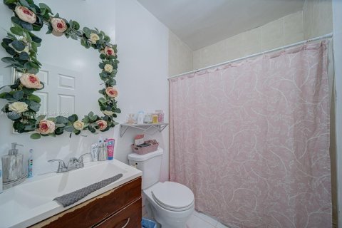 House in Miami, Florida 3 bedrooms, 138.7 sq.m. № 1703138 - photo 12