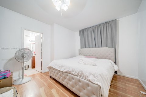 House in Miami, Florida 3 bedrooms, 138.7 sq.m. № 1703138 - photo 9