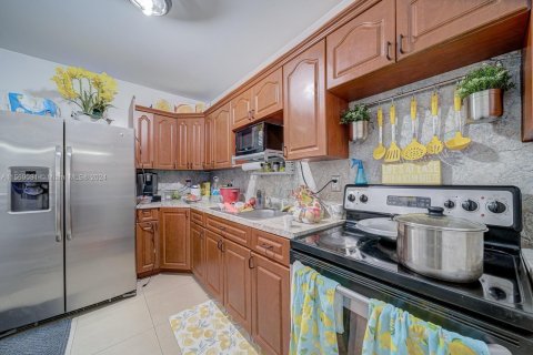 House in Miami, Florida 3 bedrooms, 138.7 sq.m. № 1703138 - photo 6