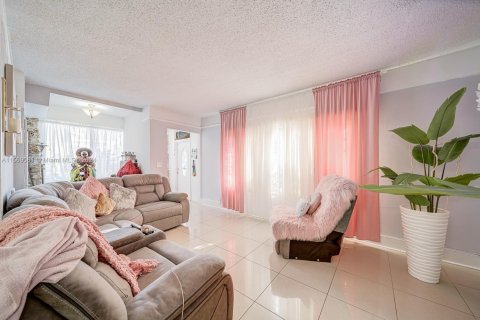 House in Miami, Florida 3 bedrooms, 138.7 sq.m. № 1703138 - photo 2
