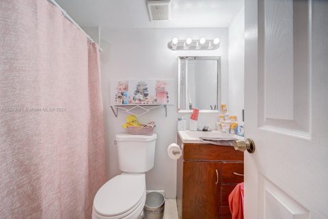 House in Miami, Florida 3 bedrooms, 138.7 sq.m. № 1703138 - photo 11