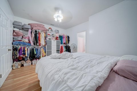 House in Miami, Florida 3 bedrooms, 138.7 sq.m. № 1703138 - photo 10