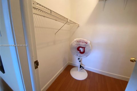 Снять в аренду кондоминиум в Пемброк-Пайнс, Флорида 2 спальни, 108.7м2, № 2037203 - фото 20