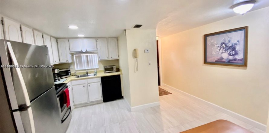 Кондоминиум с 2 спальнями в Пемброк-Пайнс, Флорида № 2037203