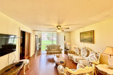 Снять в аренду кондоминиум в Пемброк-Пайнс, Флорида 2 спальни, 108.7м2, № 2037203 - фото 6