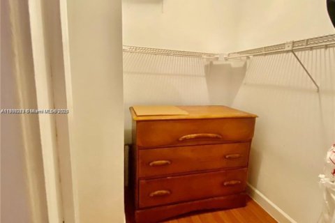 Снять в аренду кондоминиум в Пемброк-Пайнс, Флорида 2 спальни, 108.7м2, № 2037203 - фото 17