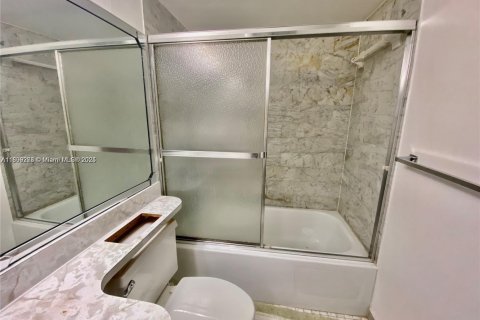 Снять в аренду кондоминиум в Пемброк-Пайнс, Флорида 2 спальни, 108.7м2, № 2037203 - фото 24