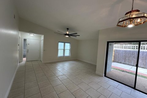 House in Orlando, Florida 3 bedrooms, 126.35 sq.m. № 1906039 - photo 2