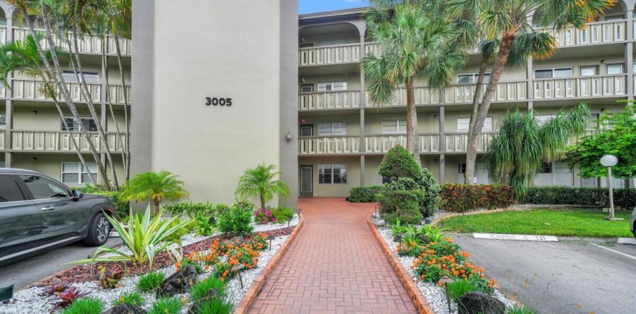 Condo in Coconut Creek, Florida, 2 bedrooms № 2193056