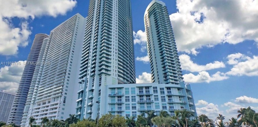 Studio in the Condo in Miami, Florida  № 1992036