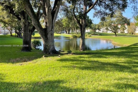 Copropriété à vendre à Pembroke Pines, Floride: 1 chambre, 83.61 m2 № 2256129 - photo 8