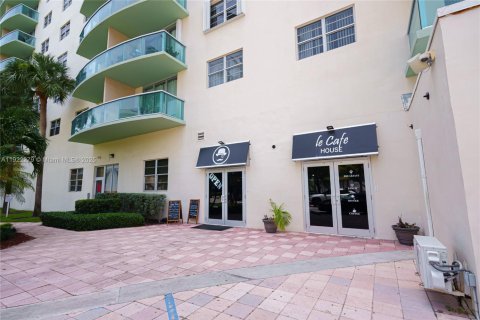 Condo in Sunny Isles Beach, Florida, 2 bedrooms  № 1976177 - photo 29