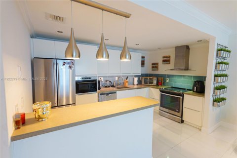 Condo in Sunny Isles Beach, Florida, 2 bedrooms  № 1976177 - photo 4