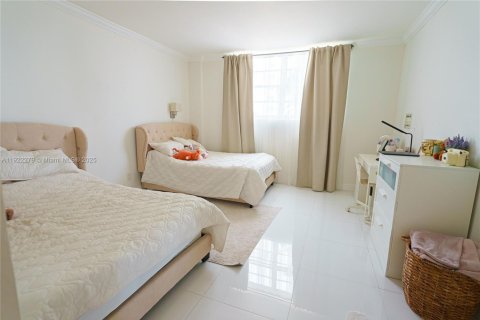 Condo in Sunny Isles Beach, Florida, 2 bedrooms  № 1976177 - photo 11