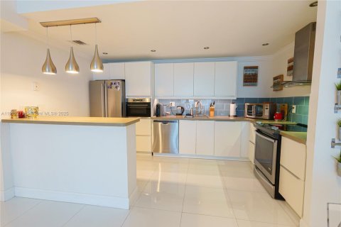 Condo in Sunny Isles Beach, Florida, 2 bedrooms  № 1976177 - photo 3