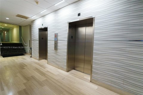 Condo in Sunny Isles Beach, Florida, 2 bedrooms  № 1976177 - photo 28