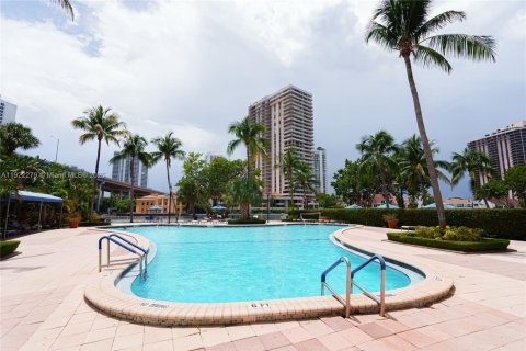 Condo in Sunny Isles Beach, Florida, 2 bedrooms  № 1976177 - photo 23
