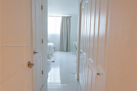 Condo in Sunny Isles Beach, Florida, 2 bedrooms  № 1976177 - photo 13