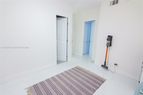 Condo in Sunny Isles Beach, Florida, 2 bedrooms  № 1976177 - photo 17