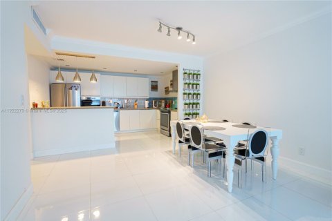 Condo in Sunny Isles Beach, Florida, 2 bedrooms  № 1976177 - photo 2