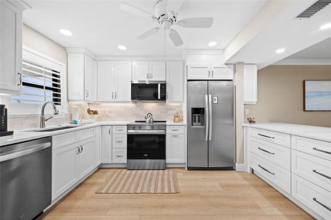 Condo in Sanibel, Florida, 2 bedrooms № 2393587 - photo 11