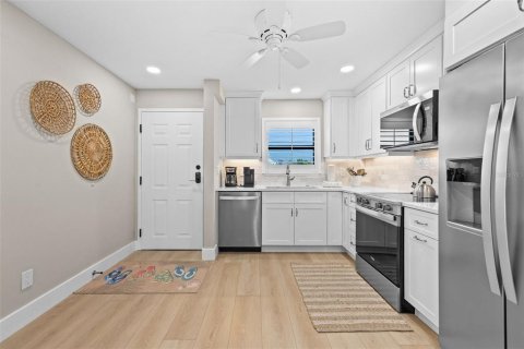 Condo in Sanibel, Florida, 2 bedrooms № 2393587 - photo 9