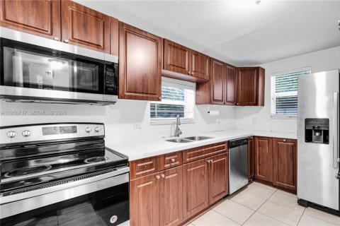 Villa ou maison à louer à Hollywood, Floride: 3 chambres, 93 m2 № 2006996 - photo 6