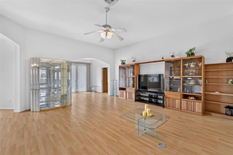 House in Leesburg, Florida 2 bedrooms, 205.59 sq.m. № 2121479 - photo 15