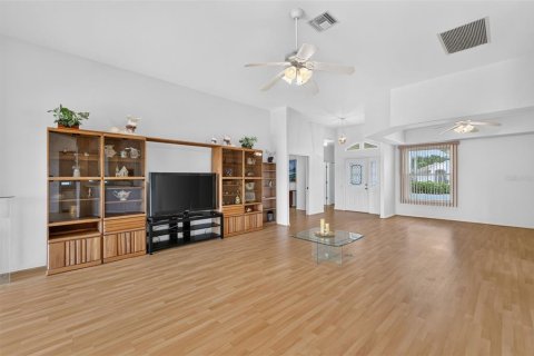 House in Leesburg, Florida 2 bedrooms, 205.59 sq.m. № 2121479 - photo 16
