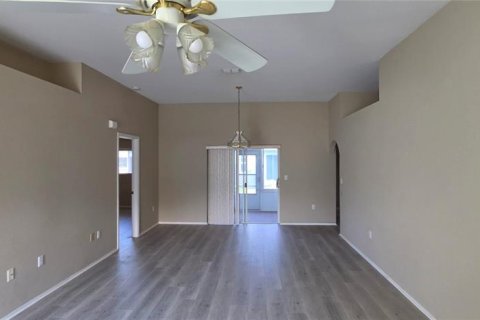 House in New Port Richey, Florida 2 bedrooms, 120.12 sq.m. № 2235414 - photo 9