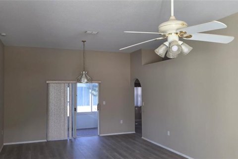 House in New Port Richey, Florida 2 bedrooms, 120.12 sq.m. № 2235414 - photo 3