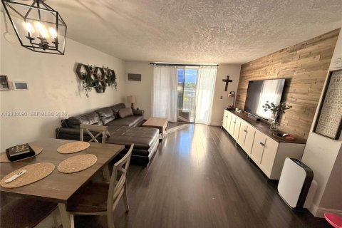 Condo in Miami, Florida, 2 bedrooms  № 2086572 - photo 2