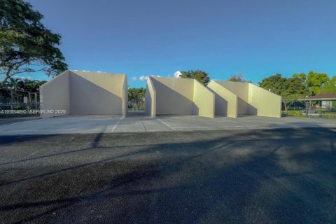 Condo in Miami, Florida, 2 bedrooms  № 2086572 - photo 13