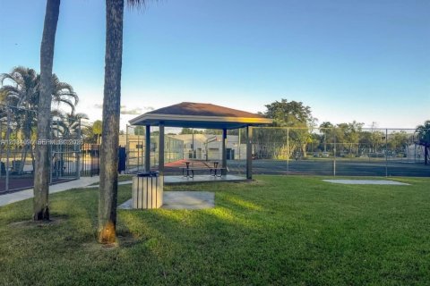 Condo in Miami, Florida, 2 bedrooms  № 2086572 - photo 14