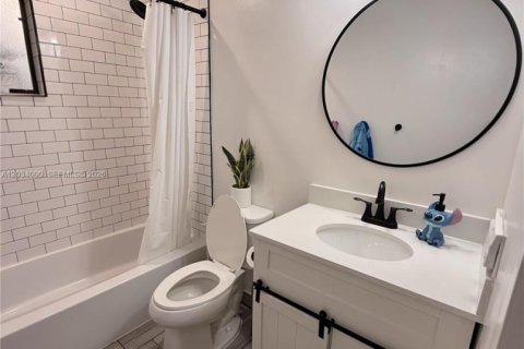 Condo in Miami, Florida, 2 bedrooms  № 2086572 - photo 5