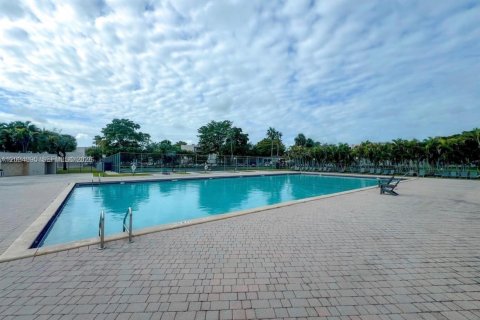 Condo in Miami, Florida, 2 bedrooms  № 2086572 - photo 11
