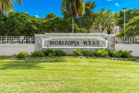 Condo in Miami, Florida, 2 bedrooms  № 2086572 - photo 10