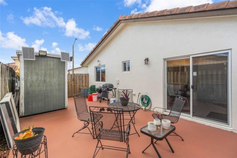 Touwnhouse à vendre à Hialeah, Floride: 3 chambres, 108.7 m2 № 2068187 - photo 24